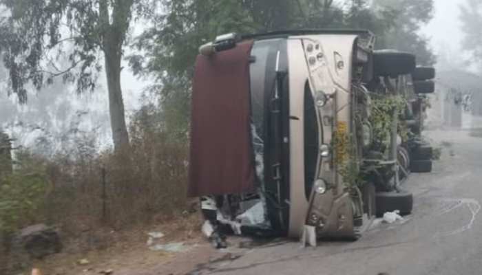 Himachal Accident: मनाली से चंडीगढ़ जा रही पर्यटकों से भरी बस पलटी, 16 घायल 