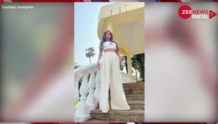 Priyanka Chopra ने व्हाइट ड्रेस में लगाया ग्लैमर का तड़का, देखे बोल्ड वीडियो