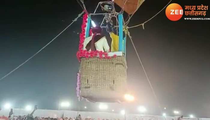 80 फीट की ऊंचाई पर दूल्हा-दुल्हन ने पहनाई एक दूसरे को वरमाला, देखिए एयर बैलून वाली शादी का VIDEO