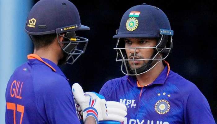 IND vs NZ 2nd ODI Live: टीम इंडिया की सधी शुरुआत, कप्तान धवन के साथ गिल क्रीज पर