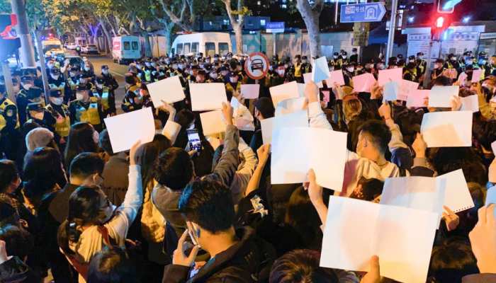'शी जिनपिंग इस्तीफा दो' के नारे से गूंज उठा चीन, पुलिस ने लोगों पर किया मिर्च स्प्रे