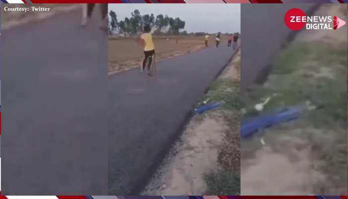 Cricket Video: सड़क पर क्रिकेट खेल रहे थे लोग, अचानक आ गई बाइक और फिर...