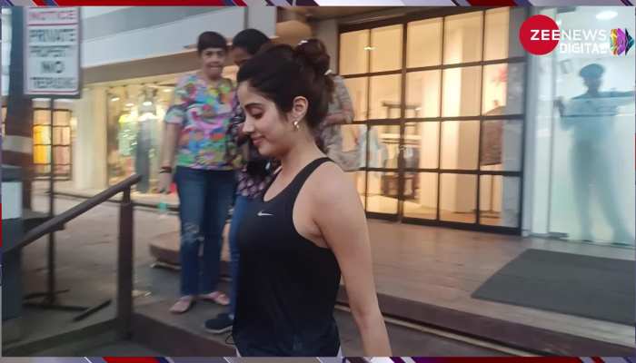 वर्कआउट के बाद जिम लुक में नजर आईं Janhvi Kapoor, कैमरे के सामने यूं दिए पोज