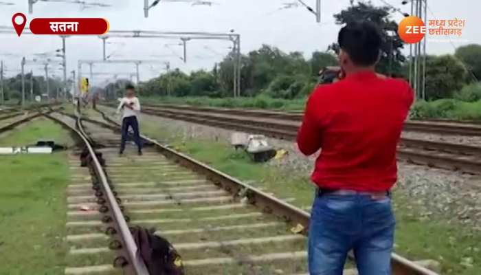 मालगाड़ी पर चढ़कर सेल्फी ले रहा था युवक, 25 हजार वॉल्ट के झटके से 1 सेकेंड में हो गई ये हालत, देखिए VIDEO