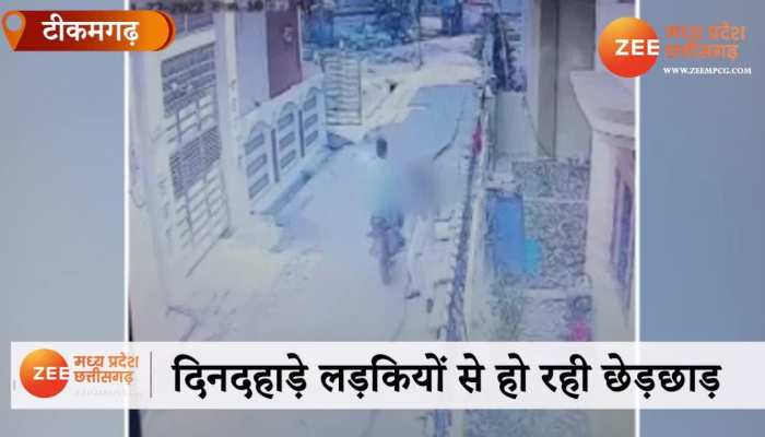 युवती को गंदी तरह से छूकर निकला युवक, चलती बाइक से छेड़छाड़ का VIDEO VIRAL