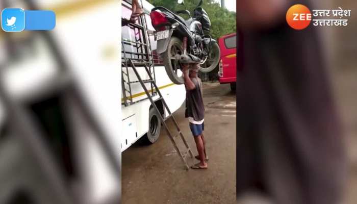 लड़के ने मोटरसाइकिल सिर पर रख बस पर चढ़ा दी, वीडियो देख रह जाएंगे दंग