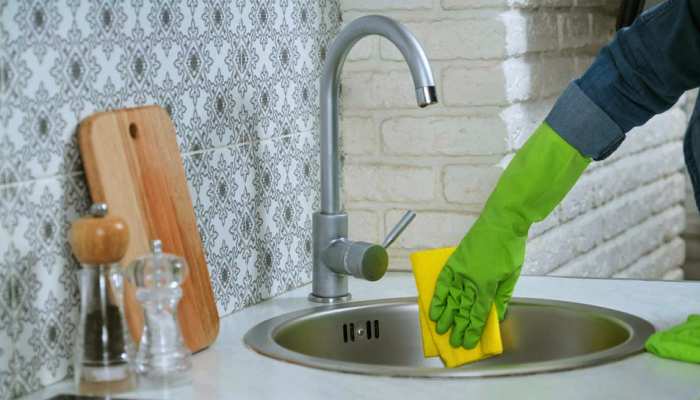 Cleaning Tips: How to clean Kitchen Sink with baking soda, kitchen sink cleaning tips | Cleaning Tips: किचन सिंक को बिना मेहनत चुटकियों में करें साफ, सिर्फ 1 चीज से मिनटों में