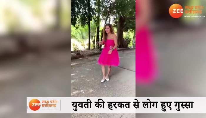 युवती ने पहले कुत्ते को किया दुलार, फिर कर डाली गंदी हरकत, अब VIDEO VIRAL