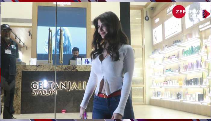 बोल्डनेस का तड़का लगाने के लिए इस एक्ट्रेस ने खुले छोड़ दिये शर्ट के बटन, देखें हाॅट लुक