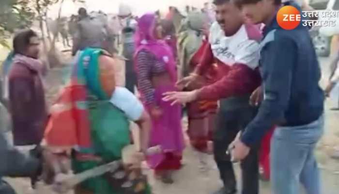 WATCH VIDEO : जमीनी विवाद में दबंगों ने पुलिस के सामने महिलाओं पर बरसाए लाठी-डंडे