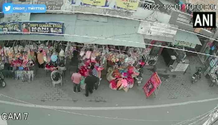 पंजाब के अमृतसर में बीच सड़क पुलिस और गैंगस्टरों के बीच हुई फायरिंग
