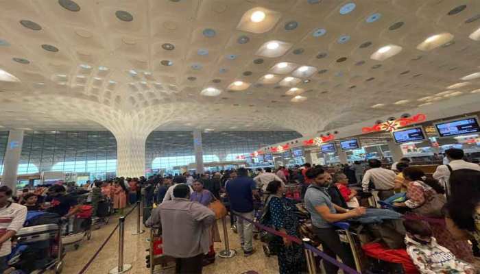 Mumbai Airport  पर कंप्यूटर सिस्टम क्रैश, यात्रियों की लगी लंबी कतारें
