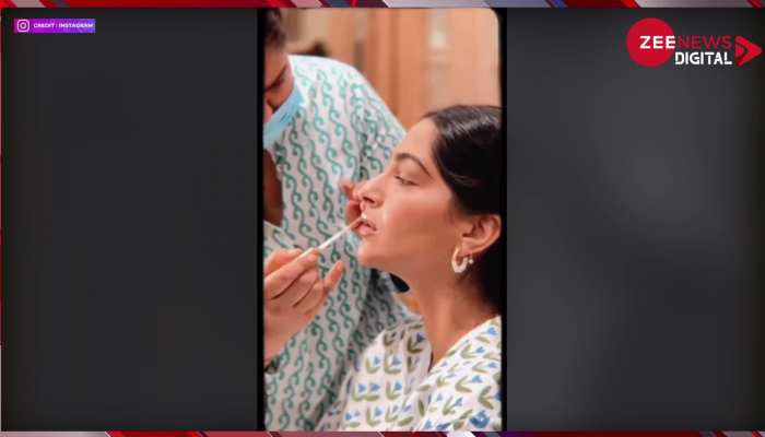 Sonam Kapoor: आंखों पर चश्मा, पैरों में ब्लैक बूट्स, व्हाइट कोट में कहर ढा रही हैं सोनम कपूर, फैंस हुए फैंशन के दीवाने