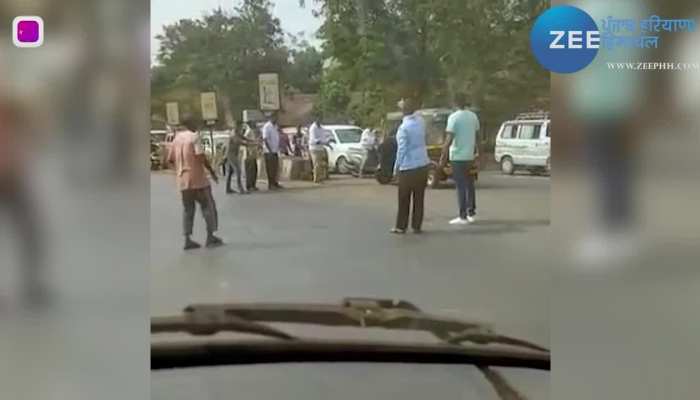 जब बिना ड्राइवर के रोड पर गोल-गोल घूमने लगा ऑटो रिक्शा, देखें वीडियो वायरल