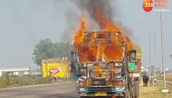 बिहार से आ रहा ट्रक जबलपुर में जला, देखिए बीच सड़क कैसा जला ट्रक VIDEO