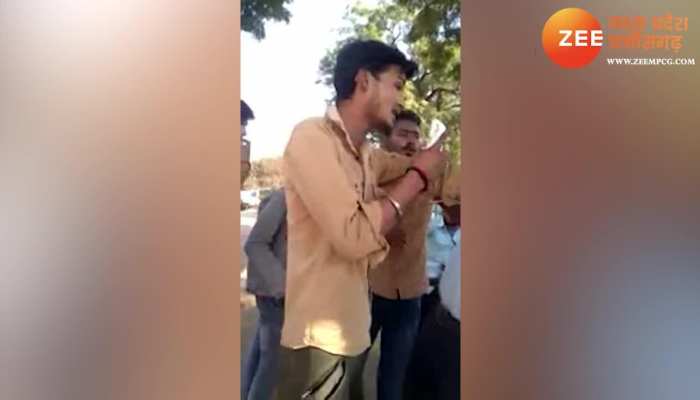 बीच बाजार बदमाशों ने छात्र को पीटा, तमाशबीन बने रहे लोग, video वायरल