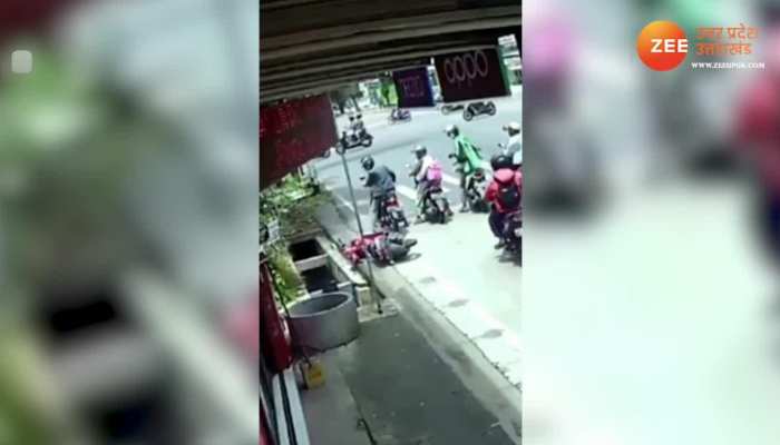 स्कूटी वाली दीदी फिर गिरीं, अब बताइए गलती किसकी ?