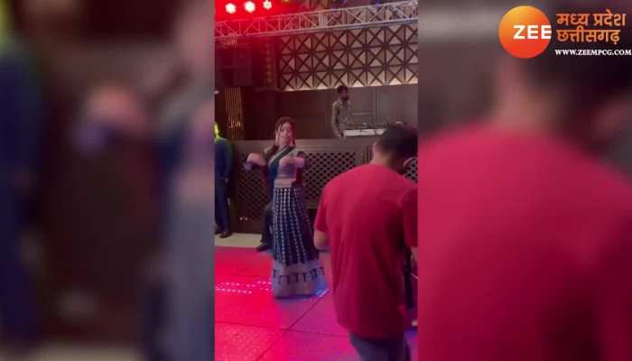 लड़की का डांस देख मेहमानों के छूटे पसीने, लहंगे में हिलाया पतली कमर