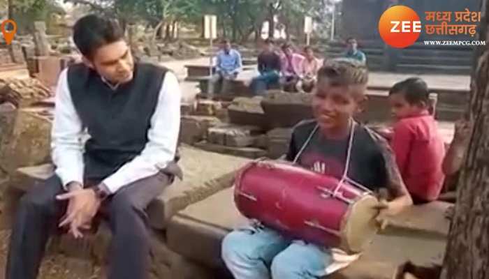 दिव्यांग कृष्णा ने सुनाया ऐसा भजन, कटनी कलेक्टर हो गए दीवाने, देखिए VIDEO