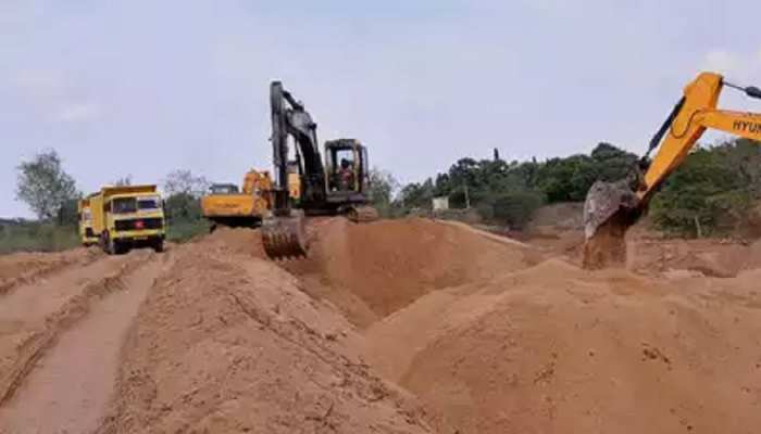 Attack on the team that went to raid on the information of illegal mining  mining officer narrowly escaped | अवैध खनन की सूचना पर छापेमारी करने गयी टीम  पर हमला, बाल-बाल बचीं