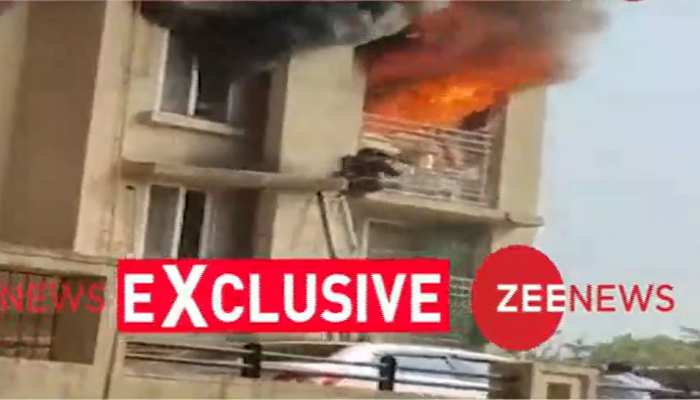 घर में अचानक लग गई आग, जान बचाने के लिए बालकनी से कूदी लड़की