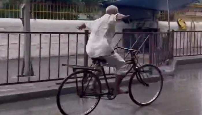 हैंडल छोड़कर 'टाइटेनिक पोज' में साइकिल चला रहे बुजुर्ग चाचा, वीडियो हुआ वायरल