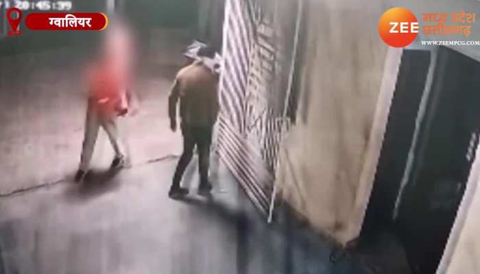 बैडमिंटन खेल रही किशोरी से छेड़छाड़, CCTV में कैद बदमाश