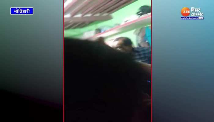 Viral Video : मुखिया जी की दबंगई, पड़ोसी के घर में घुसकर बरसाए लाठी-डंडे