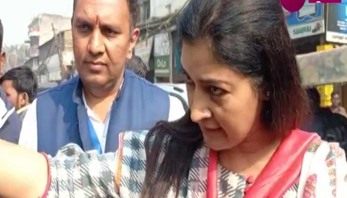 AAP पर आरोप लगाना पड़ा अलका लांबा को भारी, वोटर्स ने लगा दी क्लास, देखिए Video