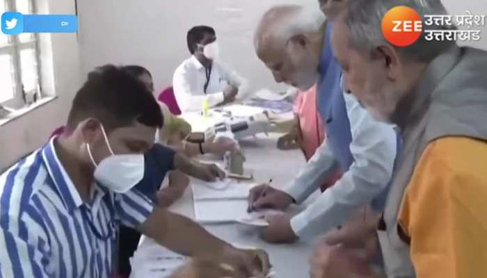 प्रधानमंत्री नरेंद्र मोदी ने गुजरात चुनाव के लिए अहमदाबाद में किया मतदान