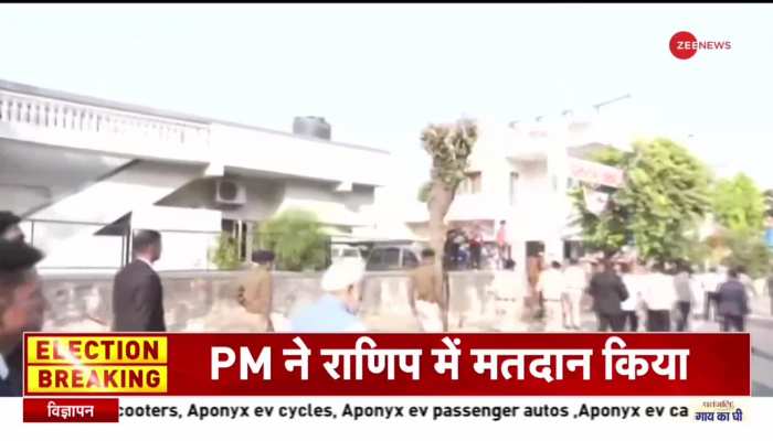 Gujarat Election 2022 | वोट डालकर बाहर निकले PM Modi, सड़कों पर लोगों की भारी भीड़