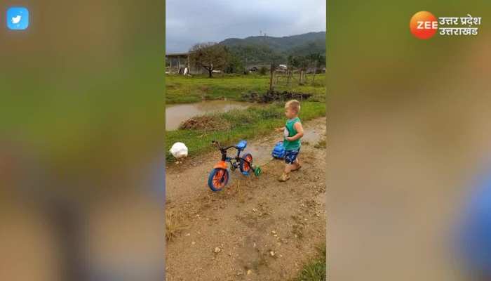 Viral Video: बच्चे ने बत्तख के बच्चे को कराई अपनी गाड़ी की सैर