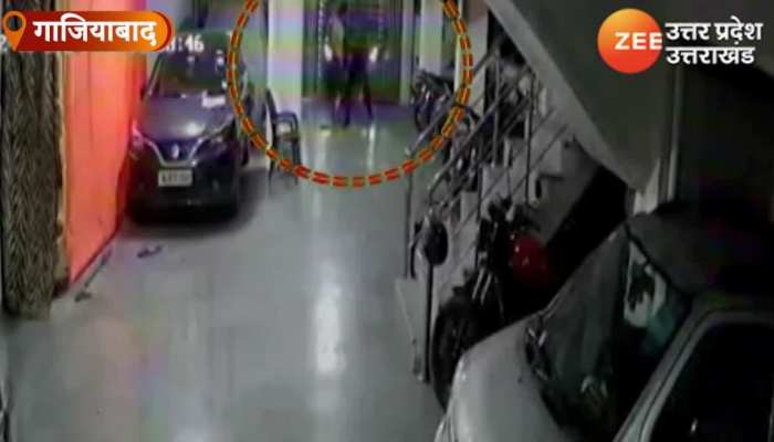 गार्ड ने देर से खोला गेट तो मालिक ने गेट लांघ कर दी पिटाई WATCH VIDEO