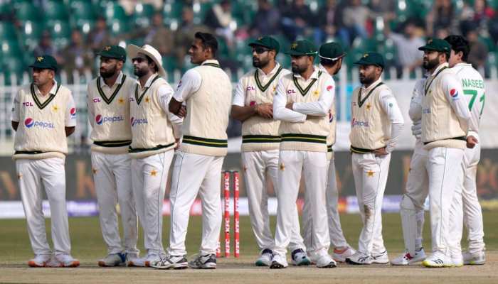 पहले टेस्ट में हार के बाद पाकिस्तान पर टूटा मुसीबतों का पहाड़, सामने आई ये बुरी खबर