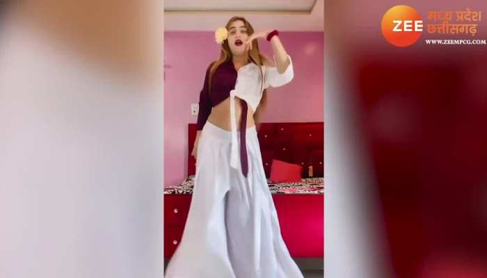 इश्क़ में सात समुंदर पर जाने को तैयार है ये खूबसूरत लड़की, कान पर फूल लगाए किया डांस