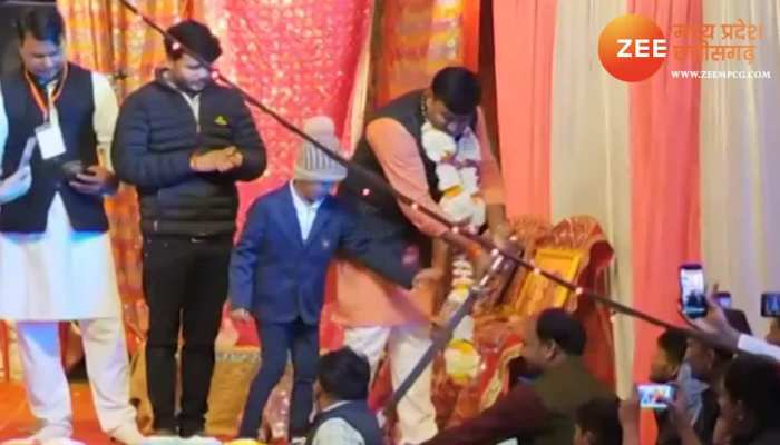 BJP विधायक ने 41 केक काटकर मनाया जन्मदिन, बेटे के साथ चलाई तलवार, Video Viral