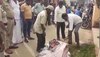 Karnataka: पत्नी के शव को बोरे में रखा, कंधे पर ले जाने को हुआ मजबूर 