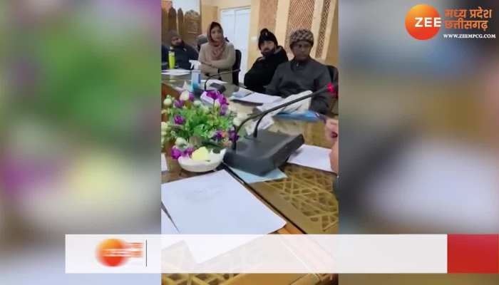 चूहे का टशन: कश्मीर की हाइलेवल मीटिंग में घुसा, भरी बैठक में अधिकारी से की ये बेहूदा हरकत