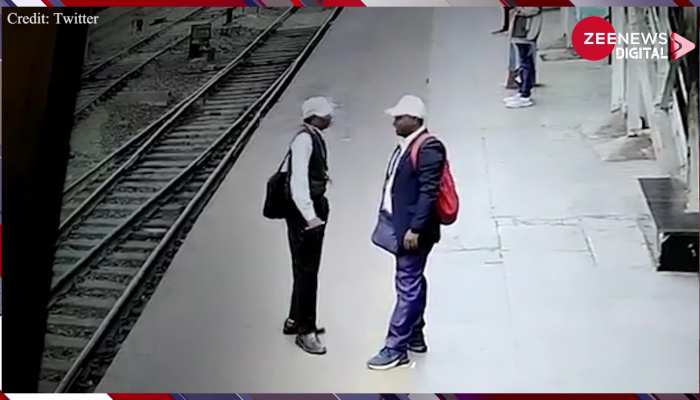 Shocking Video: आफत कब और कहां से आ जाएगी ये किसी को नहीं पता, रेलवे स्टेशन पर बिजली की तार गिरने से झुलसा व्यक्ति