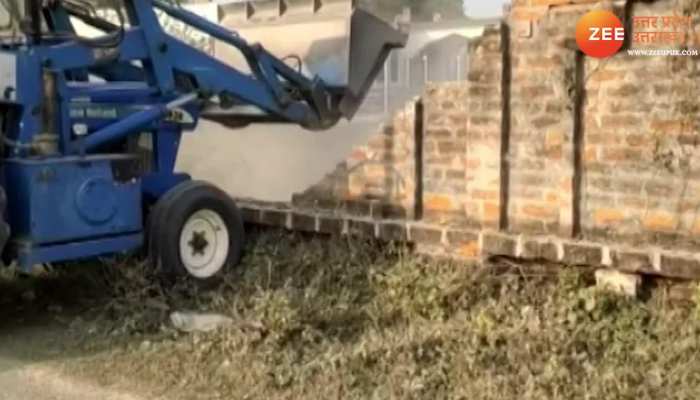 सपा जिलाध्यक्ष के अवैध मदरसे पर चला बाबा का बुलडोजर, देखें VIDEO