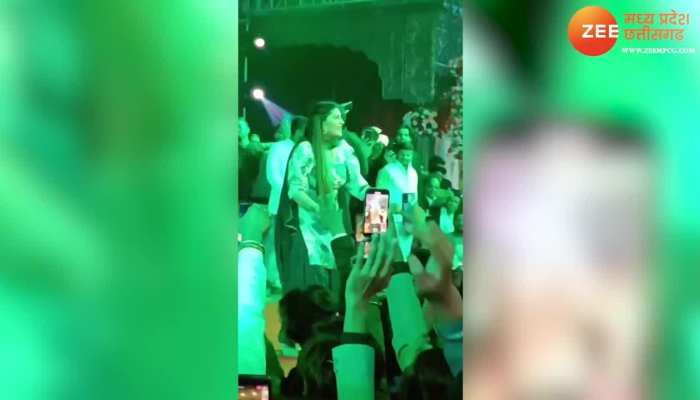 स्टेज पर सपना चौधरी पर चढ़ा 'रेड फरारी का चस्का' देख फैंस हुए क्रेजी!