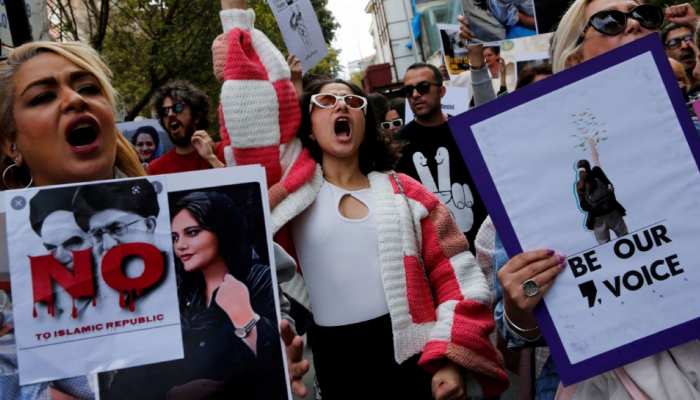 Iran female protesters 