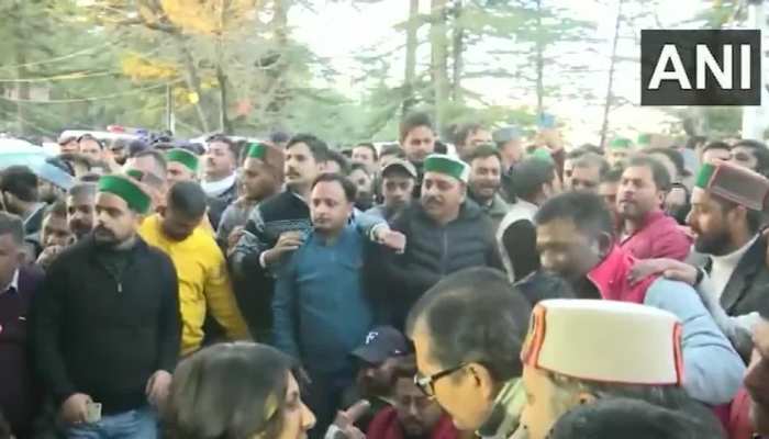 Himachal New CM: कांग्रेस अध्यक्ष प्रतिभा वीरभद्र सिंह के समर्थकों ने शिमला में की नारेबाजी 