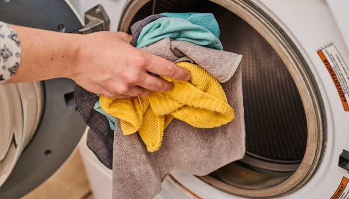 क्या रात में कपड़े धोना वास्तु के हिसाब से ठीक होता है? शास्त्रों में छिपा है रहस्य