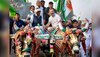 Bharat Jodo Yatra: राहुल ने चलाई बैलगाड़ी तो कांग्रेस ने पूछा, 'कौन दिसा में लेके चला रे बटुहिया...' लोगों ने डायरेक्शन बताकर ले लिए मजे