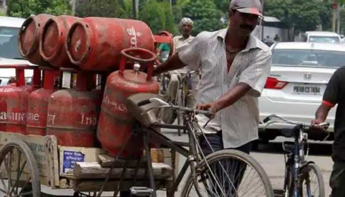 नए साल से पहले आई बड़ी खुशखबरी, 1000 रुपये सस्ता मिल रहा गैस सिलेंडर, जल्दी करें बुक