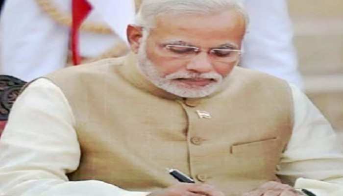 पीएम मोदी के लिए लकी है ये पेन, 2002 के चुनाव से लगातार कर रहे हैं इस्तेमाल 