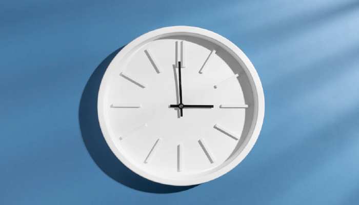 Do not install the wall clock in this direction by mistake, it may cause problems