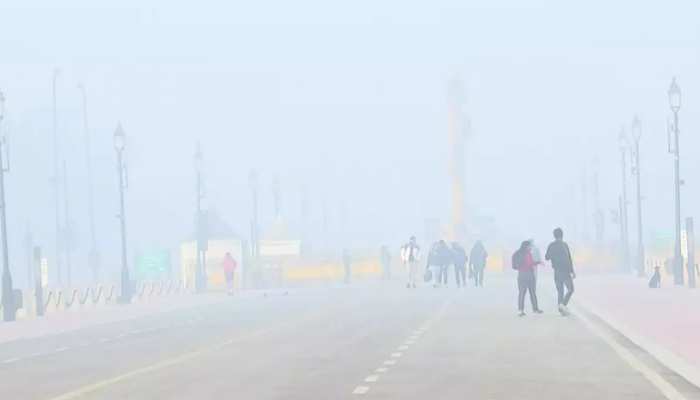 राजधानी दिल्ली को घने कोहरे ने अपनी आगोश में लिया, शीतलहर ने बढाई ठंड, visibility घटकर 50 मीटर पहुंची - Dense fog enveloped the capital Delhi, cold wave increased the cold, visibility reduced to 50 meters
