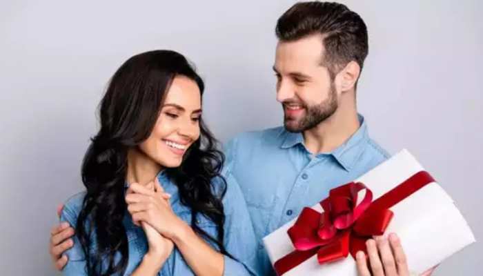 relationship tips give this surprise to your partner on New Year|  Relationship Tips: New Year पर पार्टनर को दें ये सरप्राइज, यादगार बन जाएगा  पूरा साल | Hindi News
